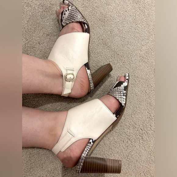 a beautiful high heel and I wear 5 or 6times with denim and dress - Picture 2 of 6